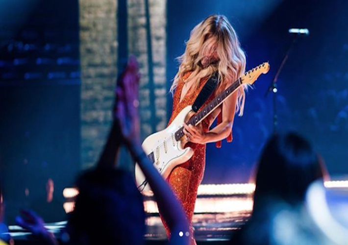 Moody Artist: Lindsay Ell